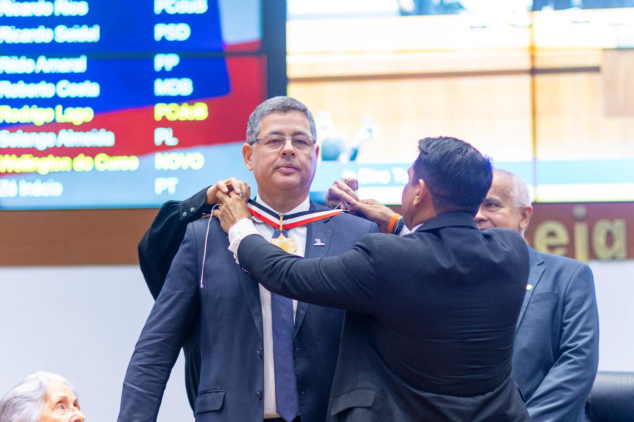 Entrega de Medalha a Antônio Dino